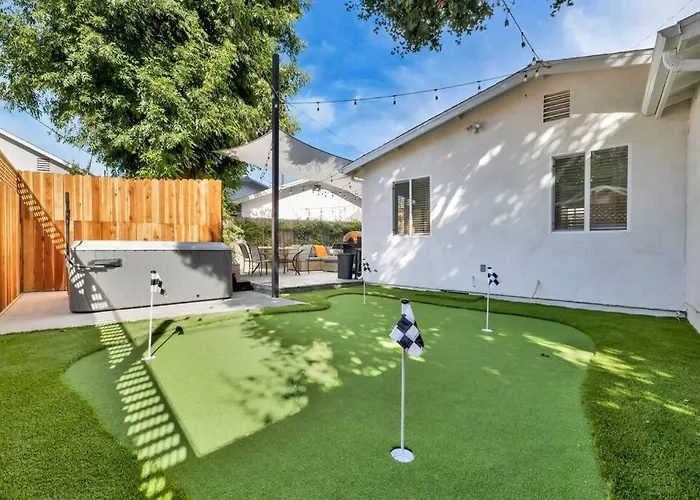 Modern Cottage, Hot Tub, Bistro Patio, Putting Green, Walk To All!