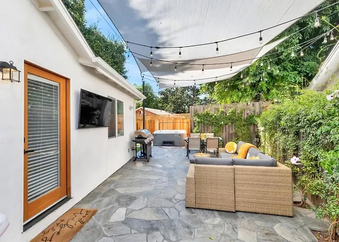 Modern Cottage, Hot Tub, Bistro Patio, Putting Green, Walk To All!