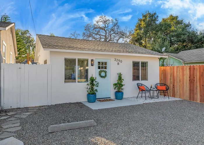 Cozy Cottage, Brand New, Fully Private, Walk To Everything